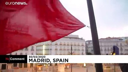 شاهد: إسبانيا تنكس الأعلام حزنا على ضحايا فيروس كوفيد-19
