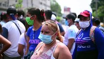 Miles de salvadoreños buscan ayuda de 300 dólares de gobierno