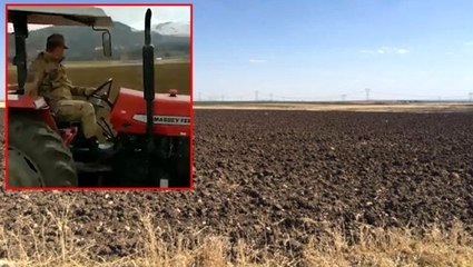 Erzurum'da dışarı çıkamayan çiftçinin tarlasını Mehmetçik sürdü