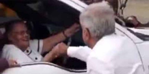 Ni el coronavirus lo impidió: el demagogo López Obrador saluda a la madre de "El Chapo" Guzmán