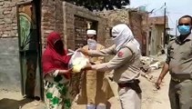 शामलीः मौलाना ने गरीब बेसहारा लोगों को पुलिस के सहयोग से पहुंचाई खाद्य सामग्री
