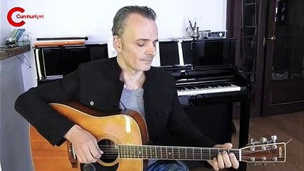 Genç Osman Yavaş "Belli ki uzunca bir süre evdeyiz" deyip şarkı söyledi