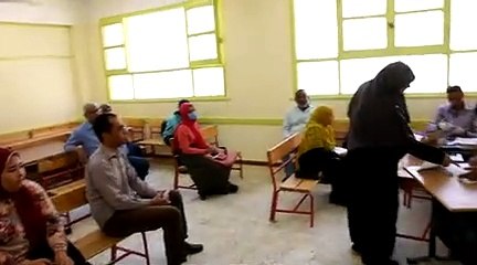 توزيع شرائح تابلت أولى ثانوى داخل الفصول وأفنية المدارس بأسوان