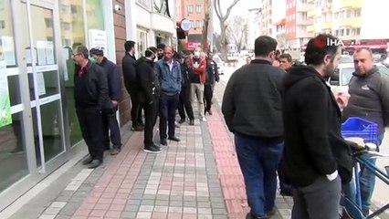 Bankaların mesai saatleri uzun kuyruklar oluşturuyor