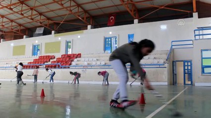 Salon hokeyi Suriyeli Lora'nın mutluluk kaynağı oldu - ŞANLIURFA