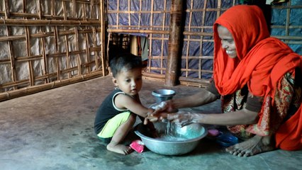 Distribución de jabón en campo de refugiados de Rohingya
