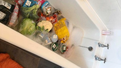 Elle fait prendre un bain à ses courses pour les décontaminer