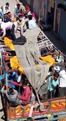 अमेठी: ट्रकों में भरकर आए लोग, ना शासन का डर, ना कोरोना वायरस का