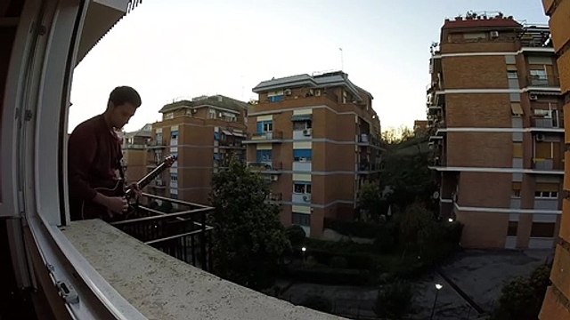 Ce gars offre un vrai show aux habitants de son quartier en jouant avec sa guitare « We Will Rock You » .