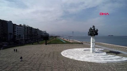 İzmir'de meydanlar bomboş