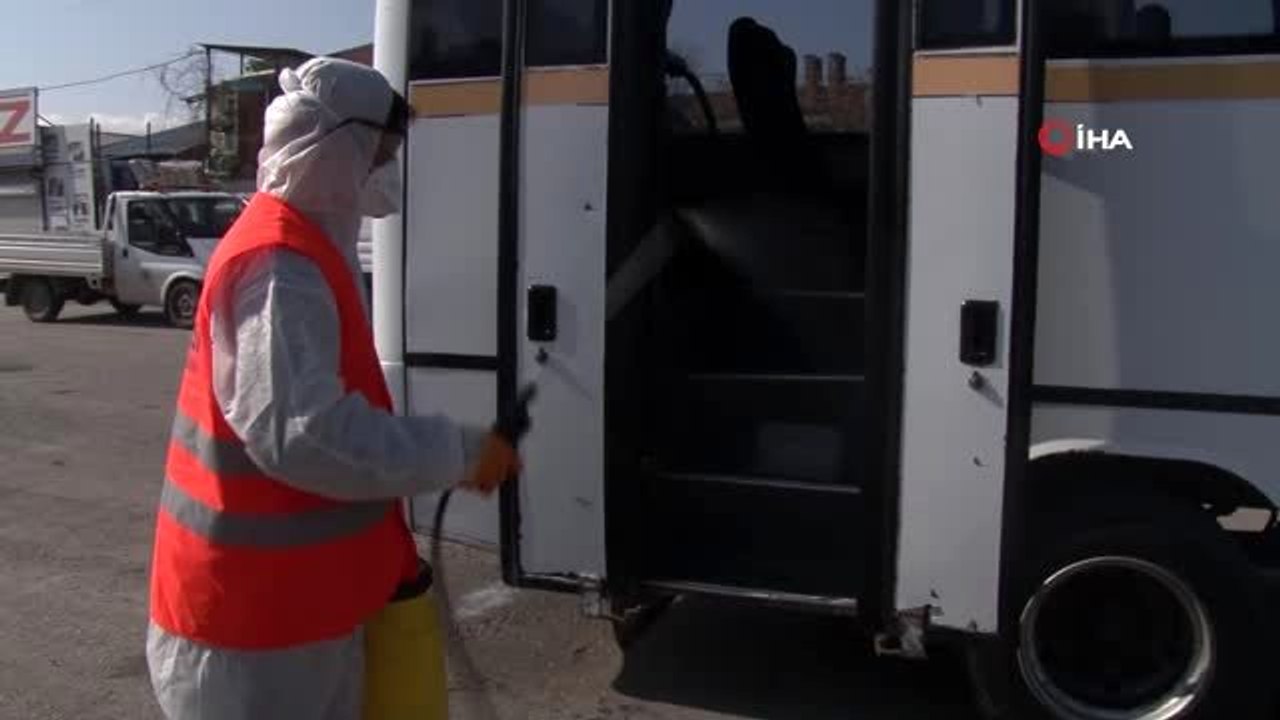 Semt pazarı taksi ve servis araçları için dezenfekte istasyonuna dönüştürüldü