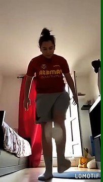 Lancement du concours de jongles avec rouleau de papier toilette par les U18F