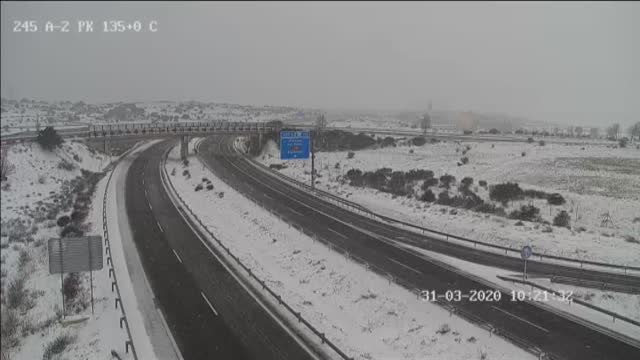 La nieve complica la escasa circulación en Madrid