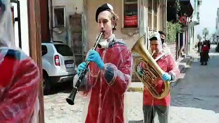 Evde kalanlara bando ile moral konseri