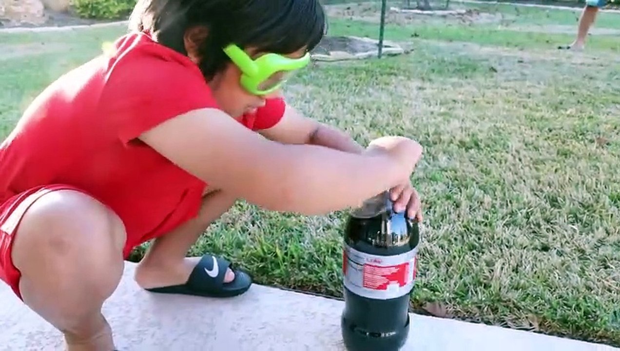 Easy DIY Science Experiments Coca Cola and Mentos