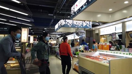 Coronavirus: à Wuhan, retour prudent des habitants dans les supermarchés