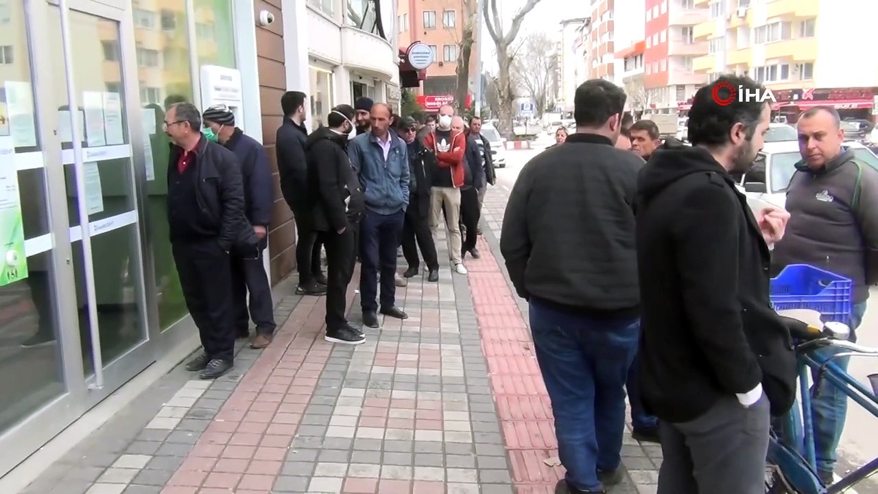 Bankaların Mesai Saatleri Uzun Kuyruklar Oluşturuyor
