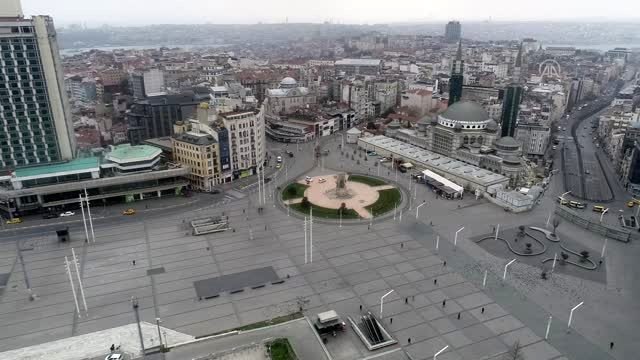Taksim Meydanı'nda koronavirüs sessizliği