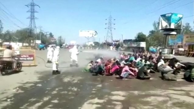 Hindistan'da koronavirüs önlemi! Göçmen işçiler, tazyikli suyla dezenfekte edildi