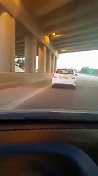 Une moto roule sans conducteur sur l’autoroute.