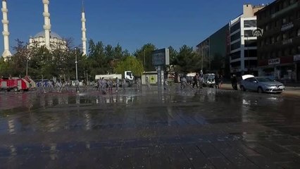 Meydan, cadde ve sokaklar sabunlu suyla yıkandı