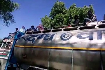 अयोध्या: सोशल डिस्टेंसिंग गई भाड़ में, हम तो अपनी मर्जी के मालिक हैं, देखिए वीडियो