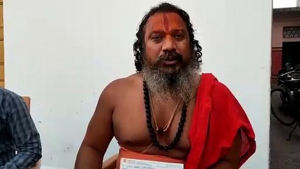 अयोध्या: स्वामी परमहंस ने पत्रकारों के सहयोग में सौंपा 1 लाख 11 हजार रूपए