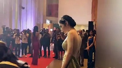 Elly Trần ngã trên thảm đó