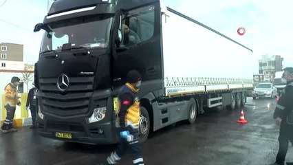 Nevşehir'de kent girişlerinde araç sürücülerinin ateşi kontrol ediliyor