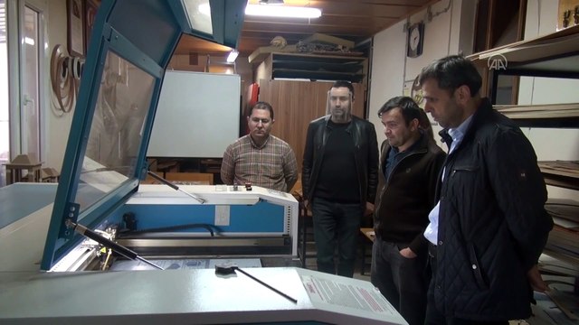 Manisalı öğretmenler sağlık çalışanları için 'yüz koruyucu siperlik' üretiyor