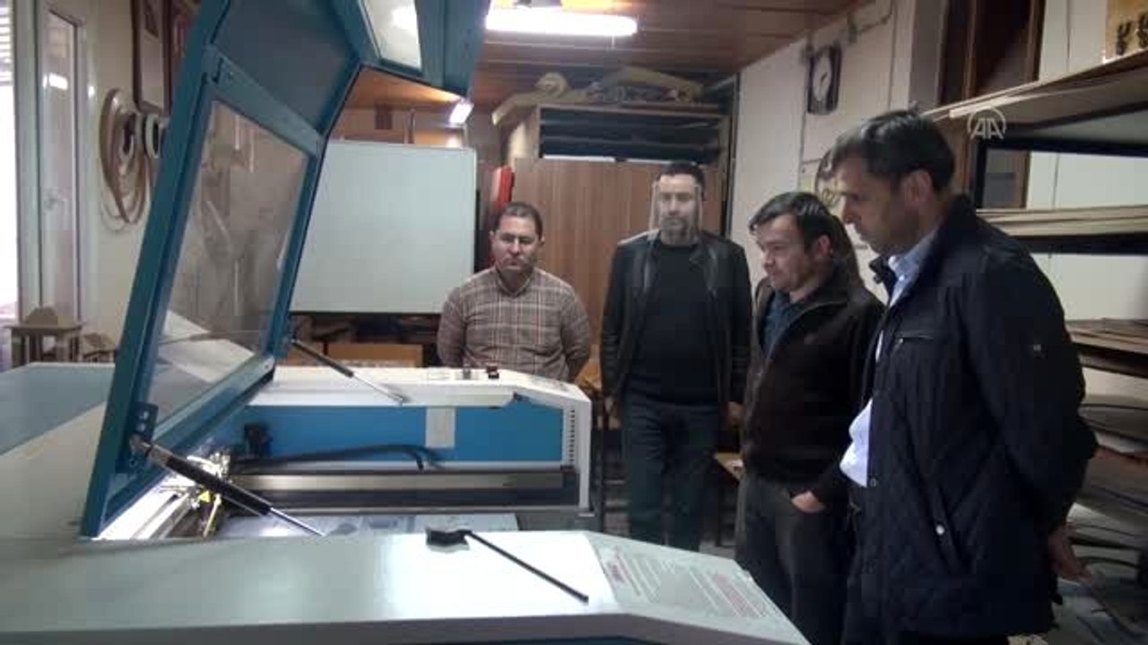 Manisalı öğretmenler sağlık çalışanları için "yüz koruyucu siperlik" üretiyor