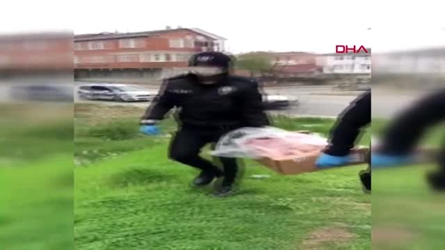 SULTANBEYLİ'DE POLİS SOKAK KÖPEKLERİNİ BESLEDİ