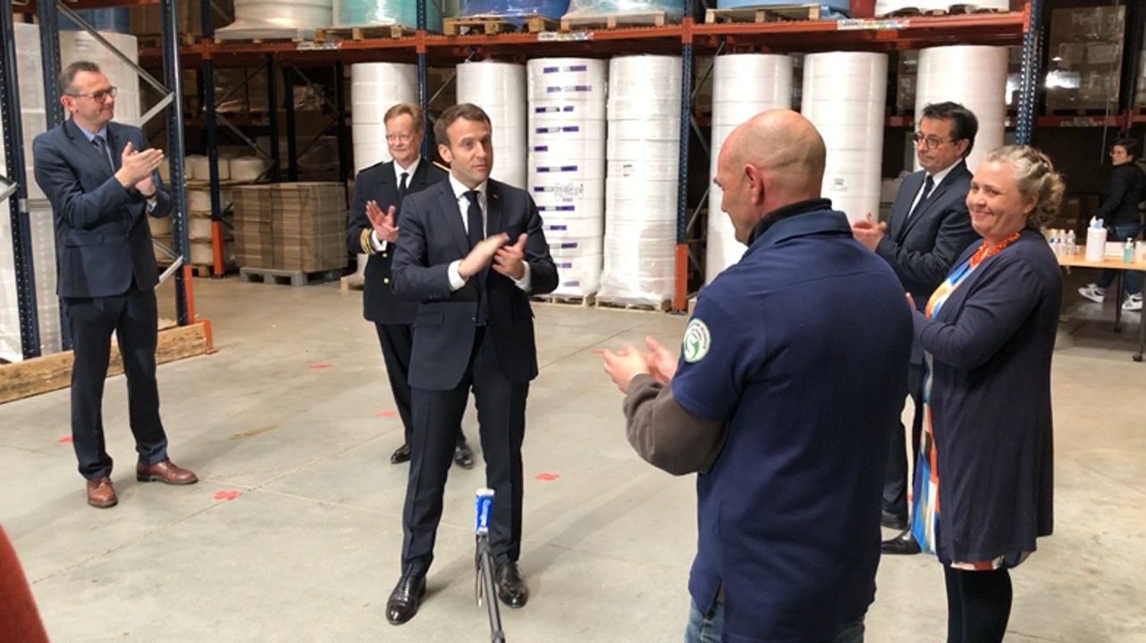 Emmanuel Macron en visite à l’usine de Kolmi-Hopen, fabricant de masques