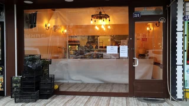 Çiğ köfteciden koronavirüse şeffaf brandalı önlem