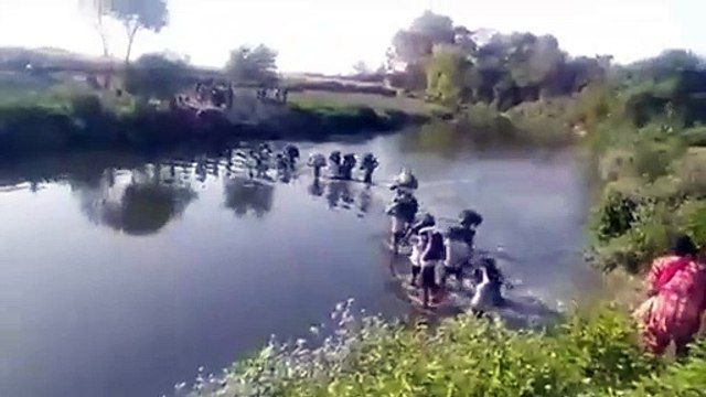 फतेहपुर: बाडर सील होने के बावजूद लोग नदी के रास्ते से जा रहे घर