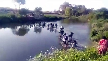 फतेहपुर: बाडर सील होने के बावजूद लोग नदी के रास्ते से जा रहे घर