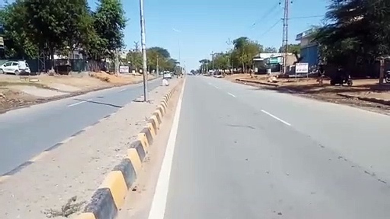 लॉकडाउन: सड़कों पर सन्नाटा, दुकानों के शटर डाउन