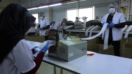 Fabrikada sağlık çalışanları için günde 1 milyon maske üretiliyor - BATMAN