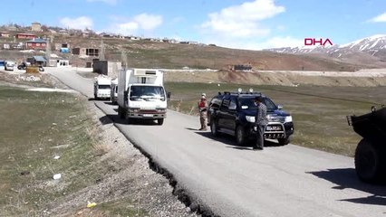 VAN-Başkale'de karantinaya alınan mahalleye gıda paketi dağıtıldı