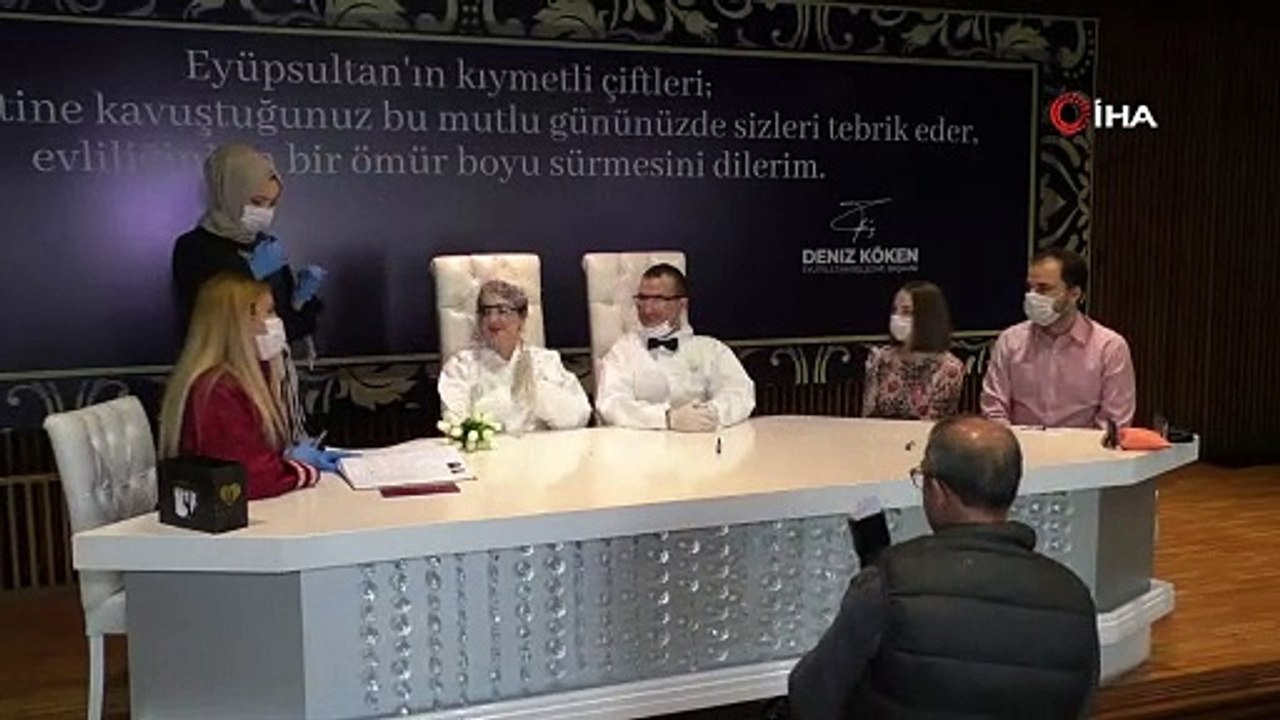 Gelinlik ve damatlık yerine medikal tulum giyerek evlendiler