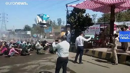 Video | Hindistan'da işçilerin hortumla dezenfekte edildiği görüntüler tepki topladı