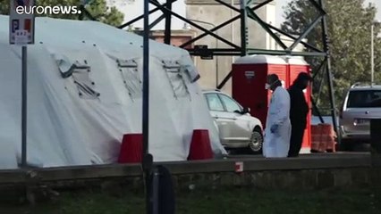 Koronavírus: félárbocra eresztett zászlók Olaszországban