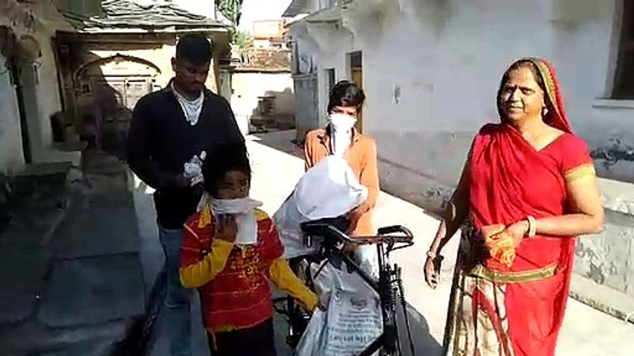 मंदसौर: आंगनवाड़ी कार्यकर्ता ने घर-घर जाकर किया पोषण वितरित