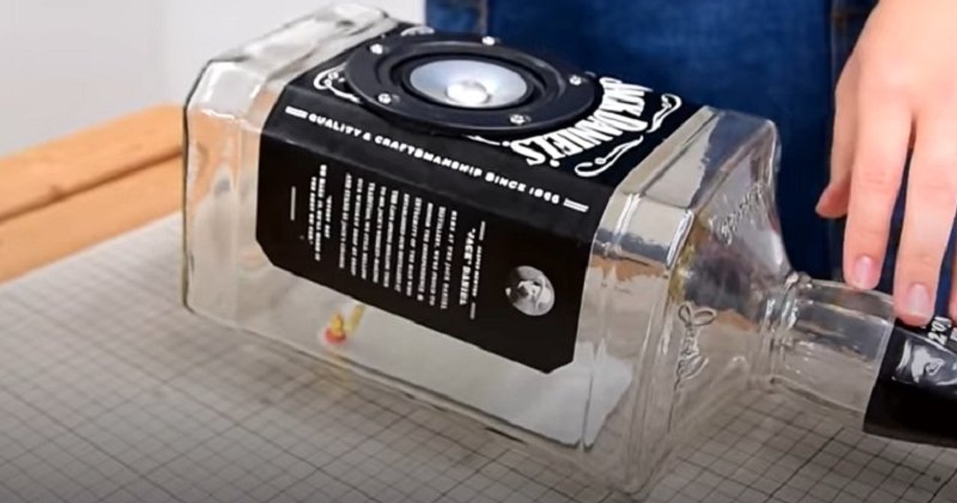 Cet homme transforme des bouteilles de whisky en enceintes en verre