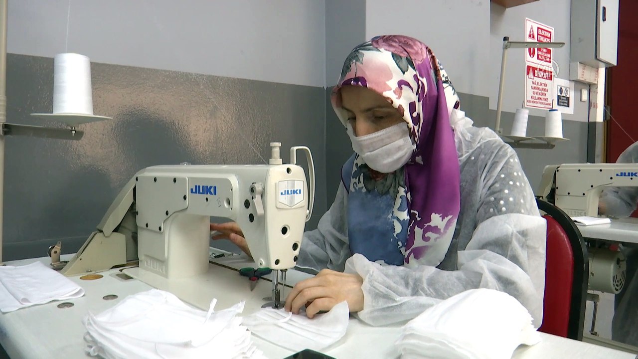 Meslek lisesinin gönüllü öğretmenleri cerrahi maske üretiyor - İSTANBUL