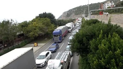Antalya'da Korona virüs uygulamasında kilometrelerce araç kuyruğu