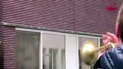 Koronavirüs | Huzurevindeki annesine doğum gününde böyle sürpriz yaptı