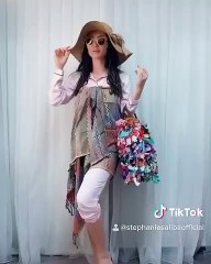 ستيفاني صليبا في عرض أزياء منزلي