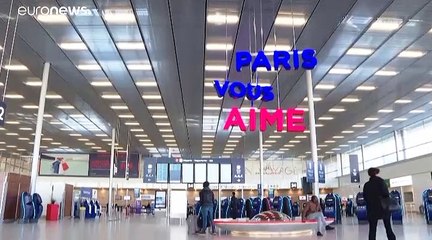 L'aéroport d'Orly, comme un symbole de la crise du transport aérien, ferme ses portes