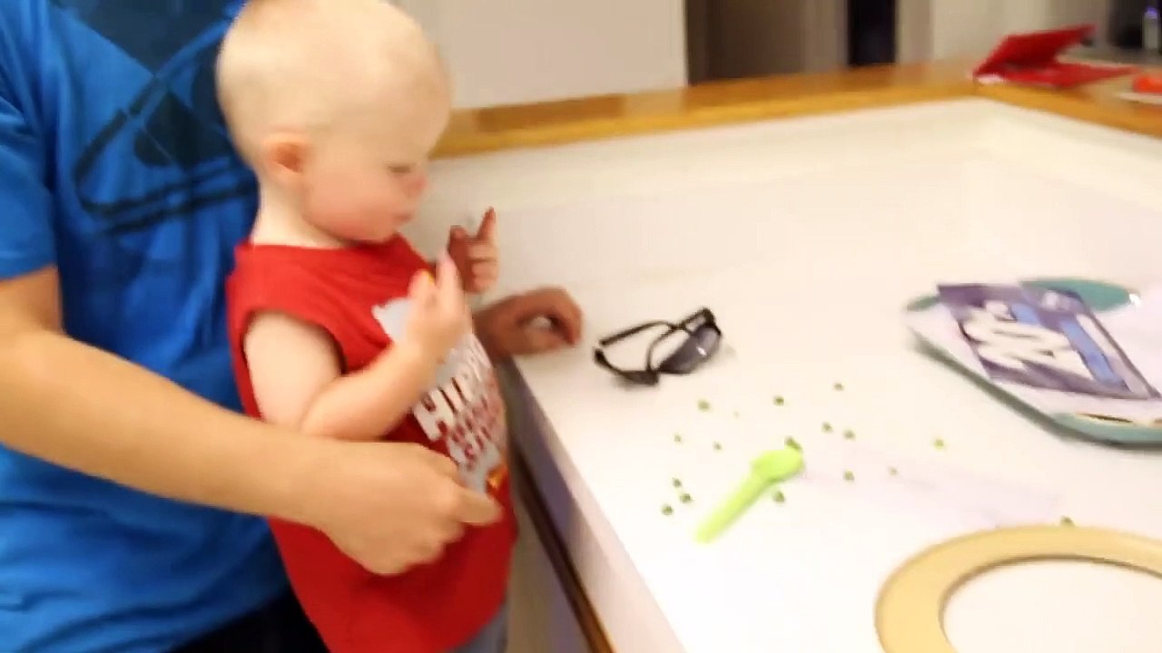 Son bébé a un petit pois coincé dans le nez, regardez comment il le sort